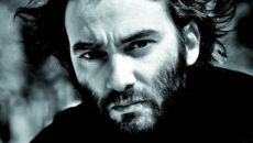 Par : Edouard Karbouche Damien Saez est né à Saint-Jean-de-Maurienne, en Savoie, le 1 août 1977, où il a vécu jusqu’à l’âge de 3-4 ans. Puis il s’installe à Marseille. Saez a passé la plupart de son enfance à Marseille jusqu’à ce qu’il s’installe à Dijon où il fut élevé […]